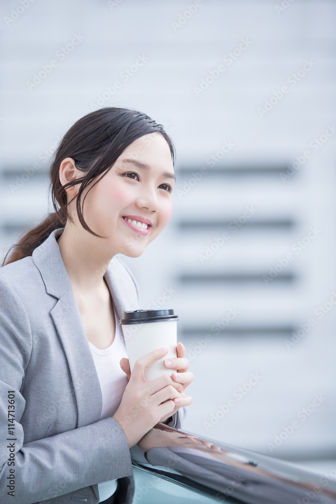 带咖啡杯的商务女性