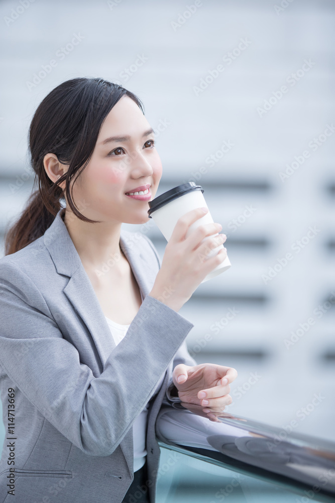 带咖啡杯的商务女性