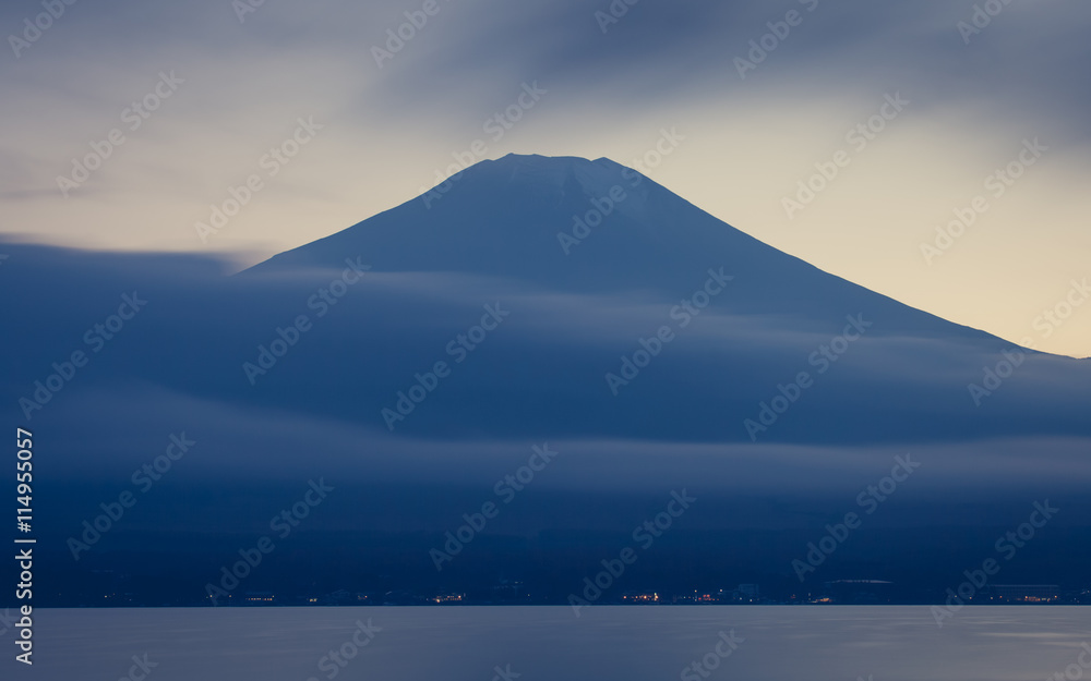 富士山和山中湖美丽日落天空的云朵