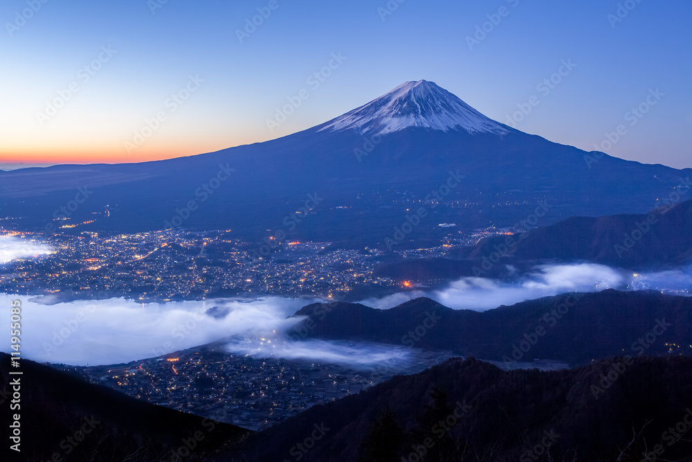 富士山和河口湖，秋季薄雾弥漫