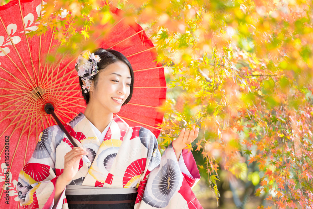 秋天穿和服的迷人亚洲女人