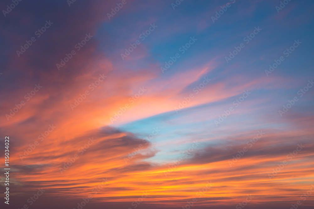 美丽的海景和黄昏的天空