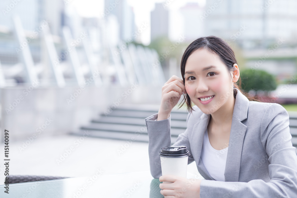 带咖啡杯的商务女性