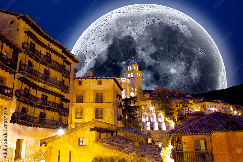 paisaje pintoresco de pueblo y luna llena。反瓜斯和伊格莱西亚地区