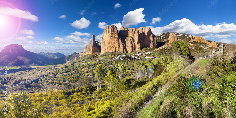 Montañas Rocosas.Paisaje de los  pirineos . Mallos de Riglos, España, Aragón.viajes y el paisaje de 