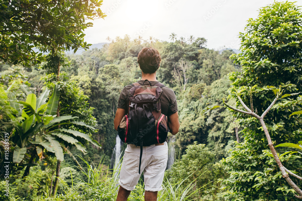 欣赏瀑布的男性徒步旅行者