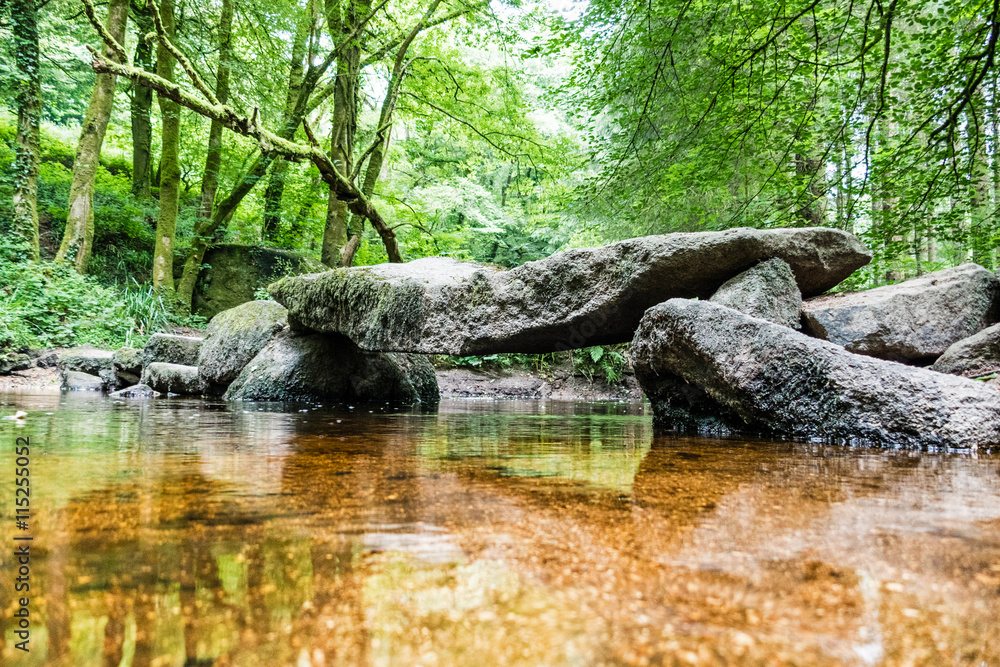 Steinbrücke bei Huelgoat, Bretagne, Frankreich