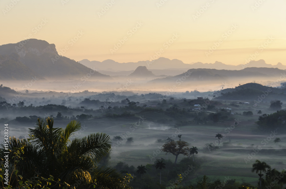 Vinales-Tal / Das Vinales-Tal bei Sonnenaufgang im Westen Kubas.