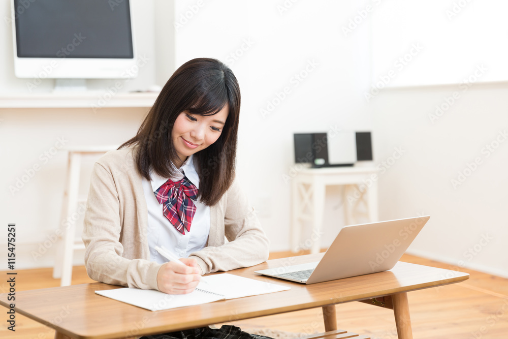 亚洲女学生在房间里学习的肖像