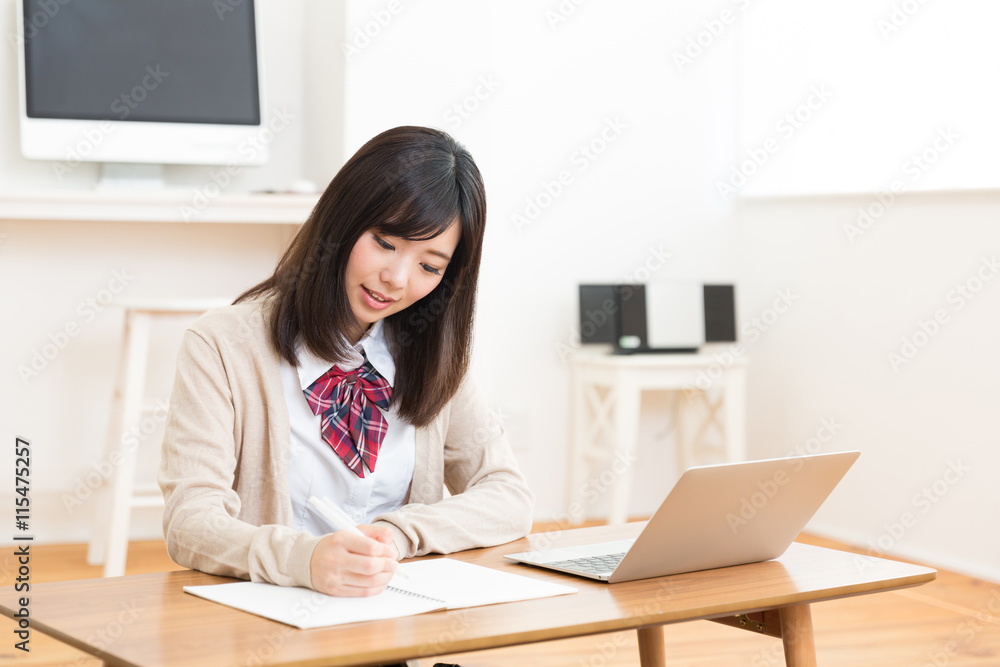 亚洲女学生在房间里学习的肖像