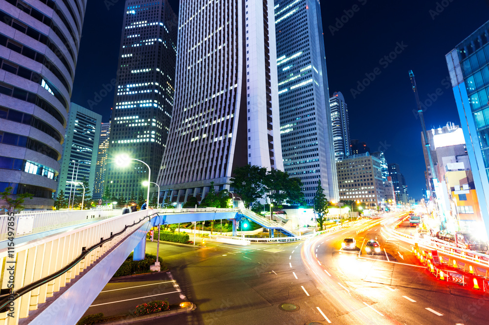 夜间东京市中心道路交通繁忙