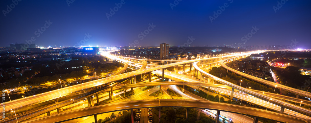 杭州市中心路口夜间交通繁忙