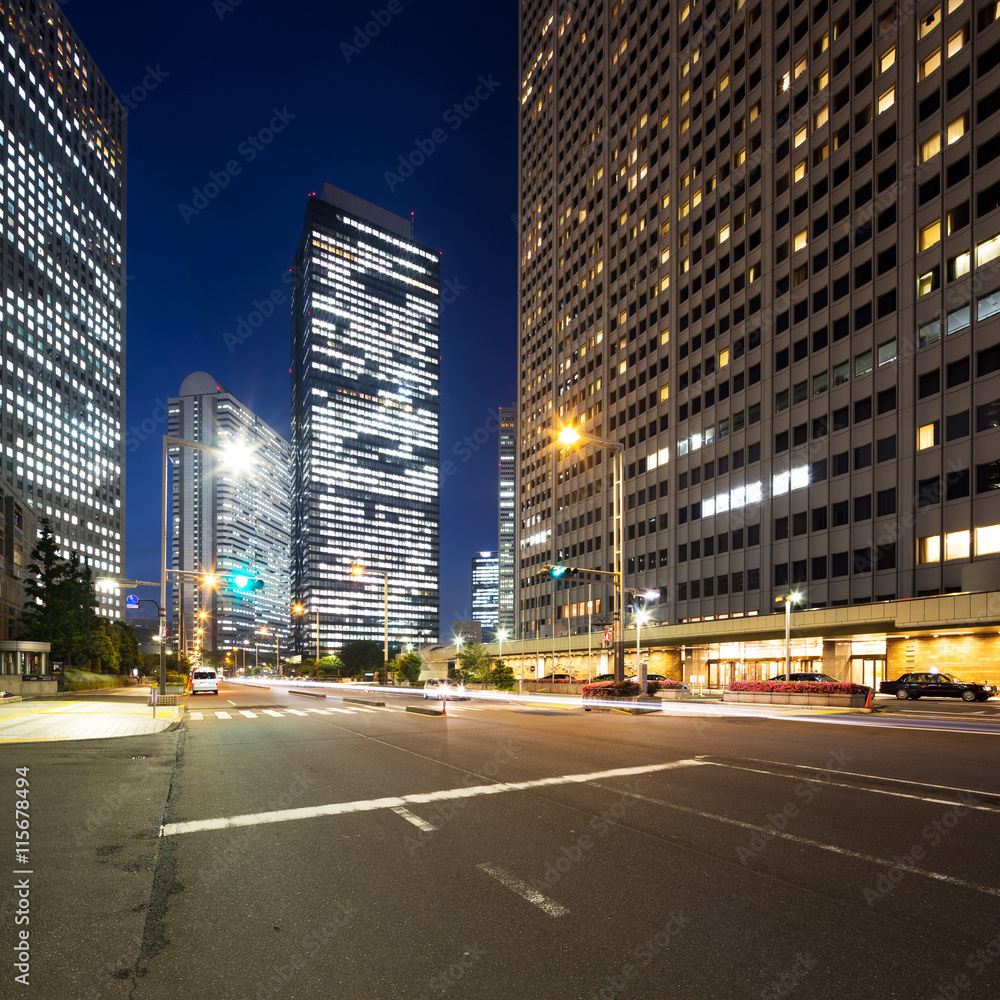 东京市中心夜间道路交通