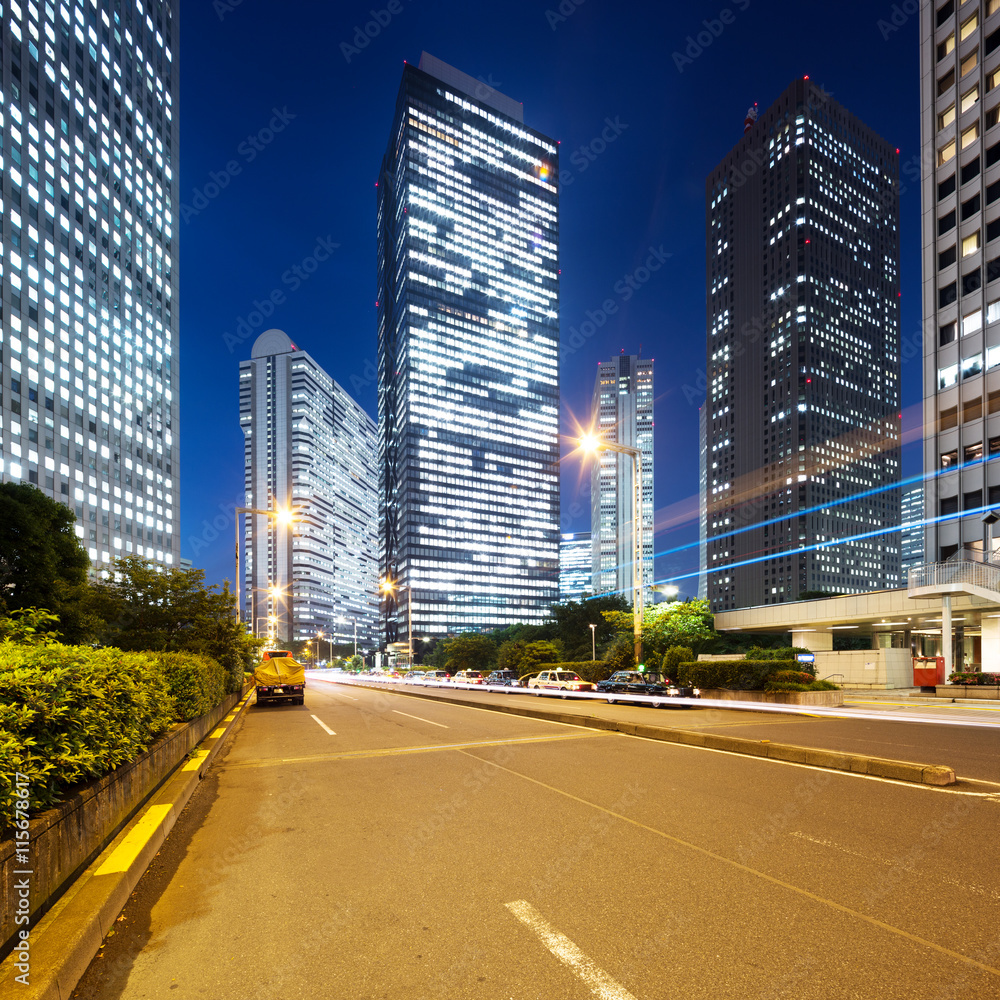 夜间东京市中心道路上的交通