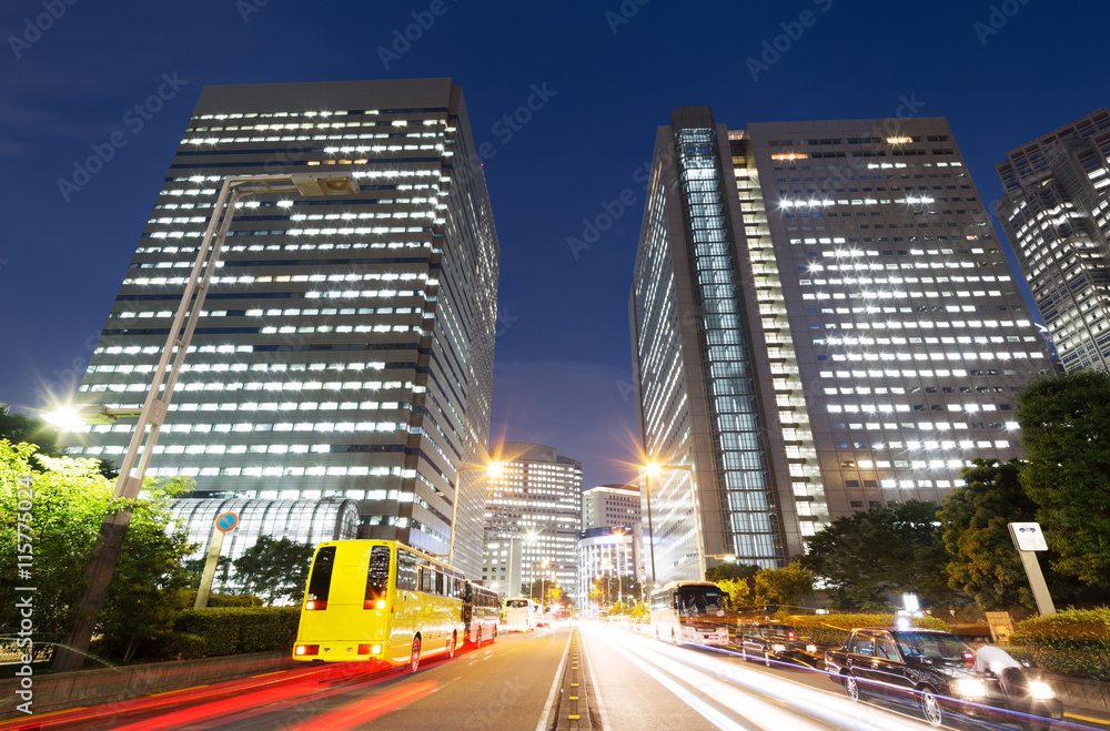 夜间东京市中心道路上的交通