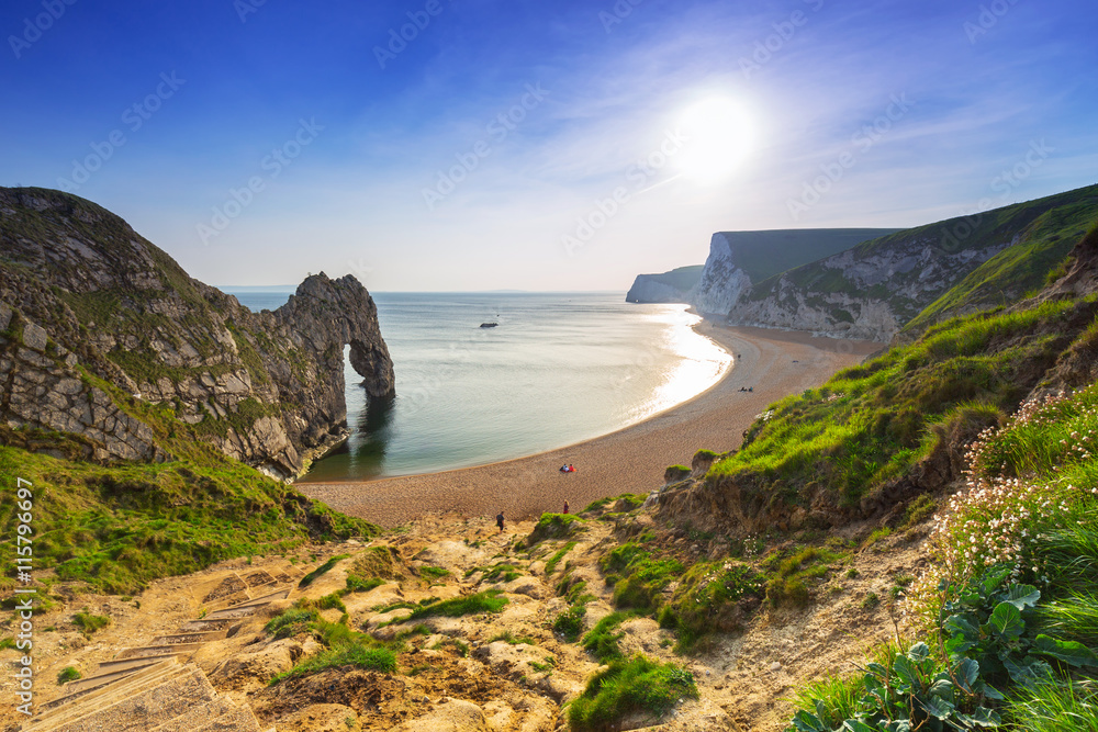 英国多塞特侏罗纪海岸海滩上的Durdle Door