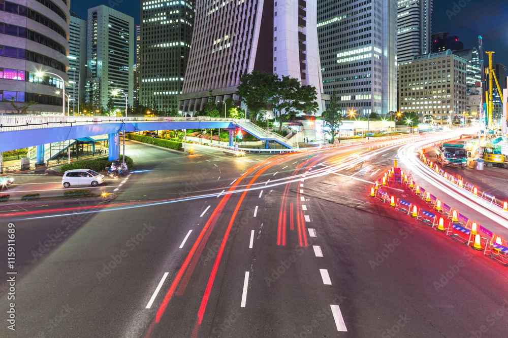 东京市中心夜间道路交通