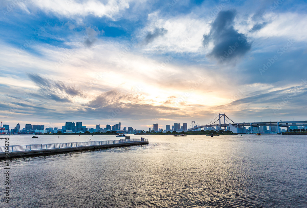 云天桥附近的城市景观和市中心天际线