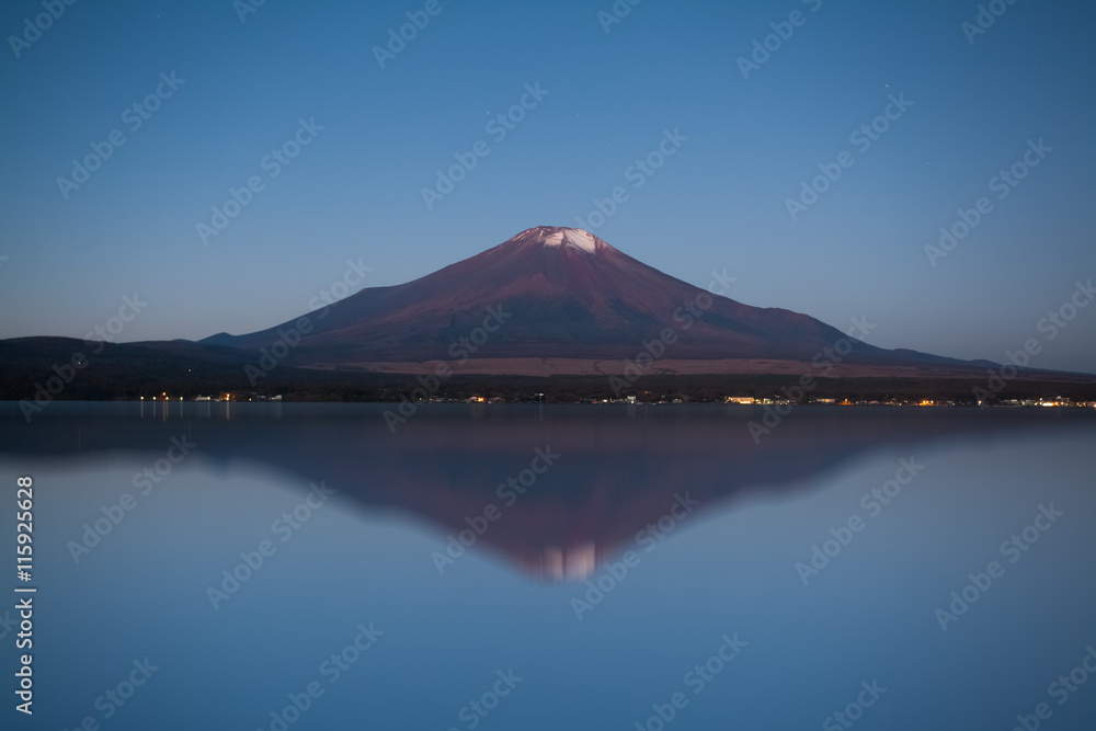 秋季早晨的富士山和山中湖