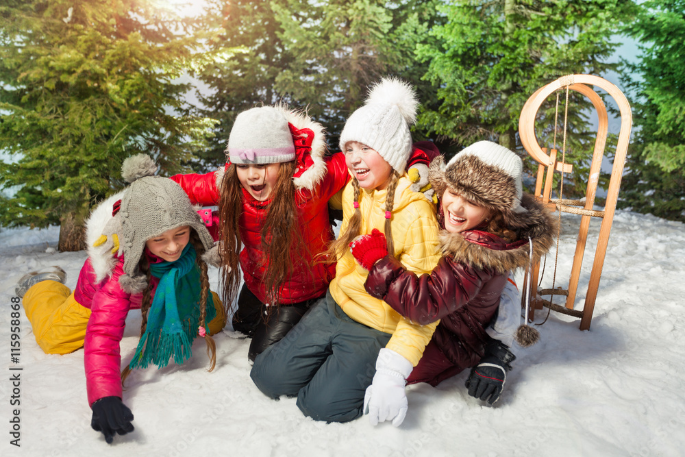 朋友们在雪地上一起玩冬季游戏