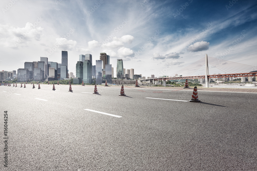 空旷的道路，云天重庆的城市景观和天际线