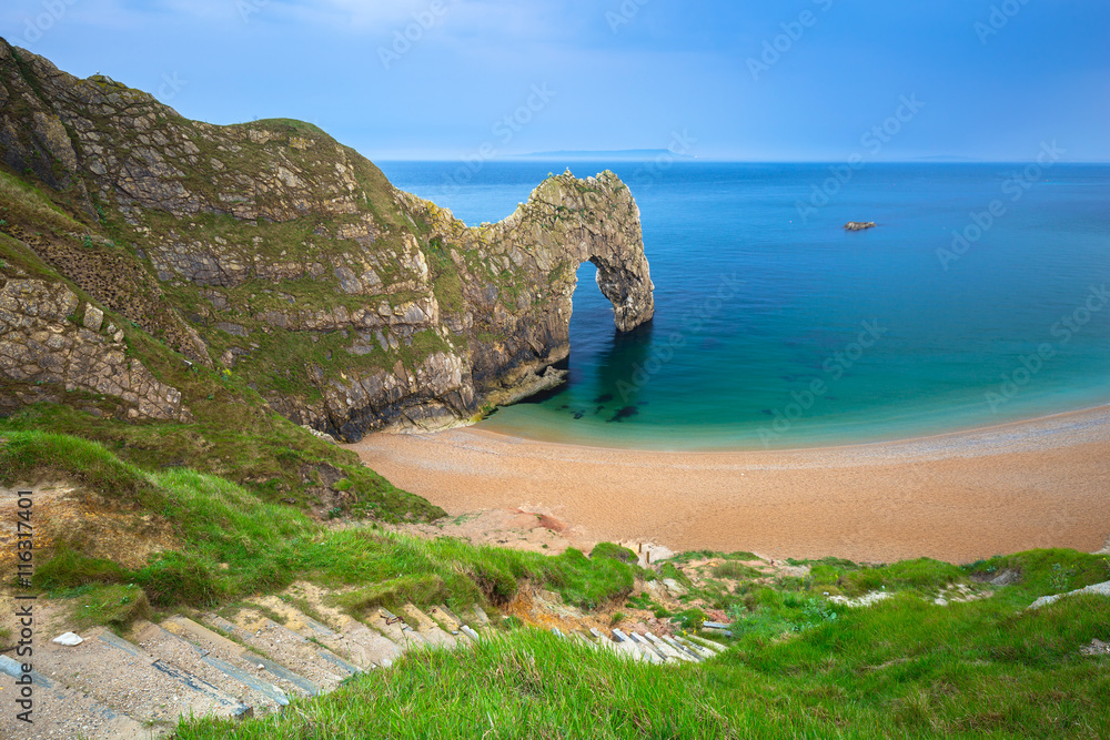 英国多塞特侏罗纪海岸海滩上的Durdle Door