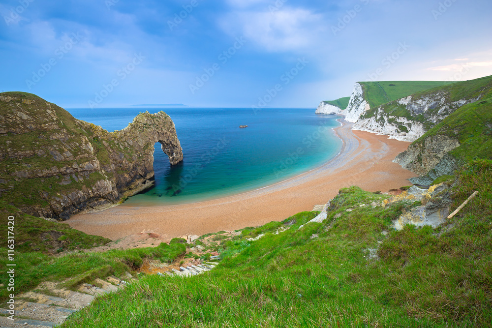 英国多塞特侏罗纪海岸海滩上的Durdle Door