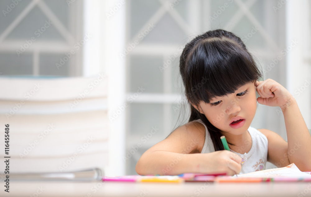 有思想的女孩读书并发挥自己的想象力