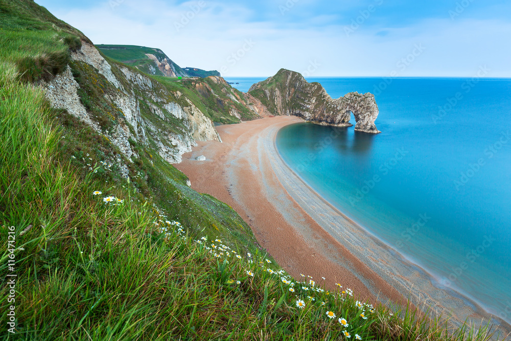 英国多塞特侏罗纪海岸海滩上的Durdle Door