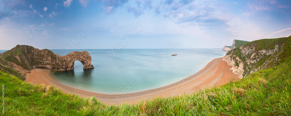 英国多塞特侏罗纪海岸海滩上的Durdle Door