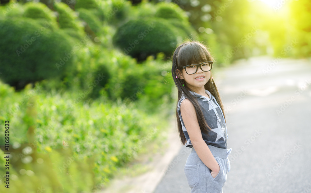 亚洲运动女孩感觉幸福的画像亚洲运动健身模特穿着运动跑步服。