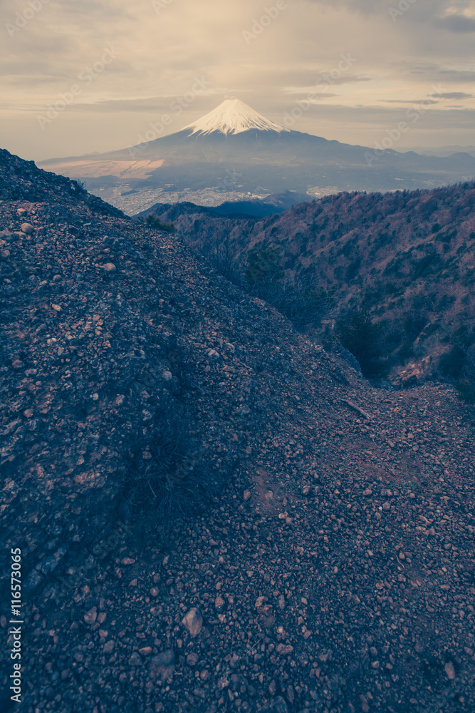 富士山和从三条治山看到的悬崖