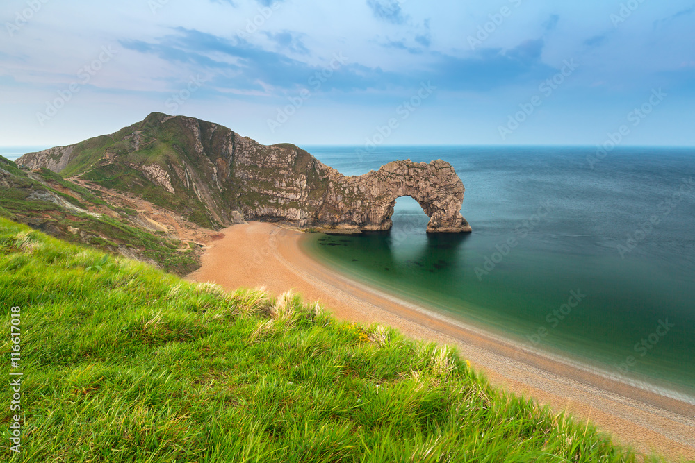 英国多塞特侏罗纪海岸海滩上的Durdle Door