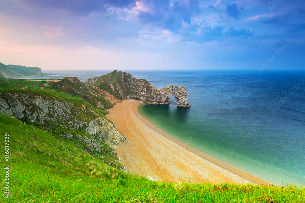 英国多塞特侏罗纪海岸海滩上的Durdle Door