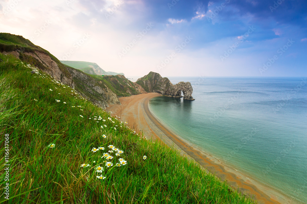 英国多塞特侏罗纪海岸海滩上的Durdle Door