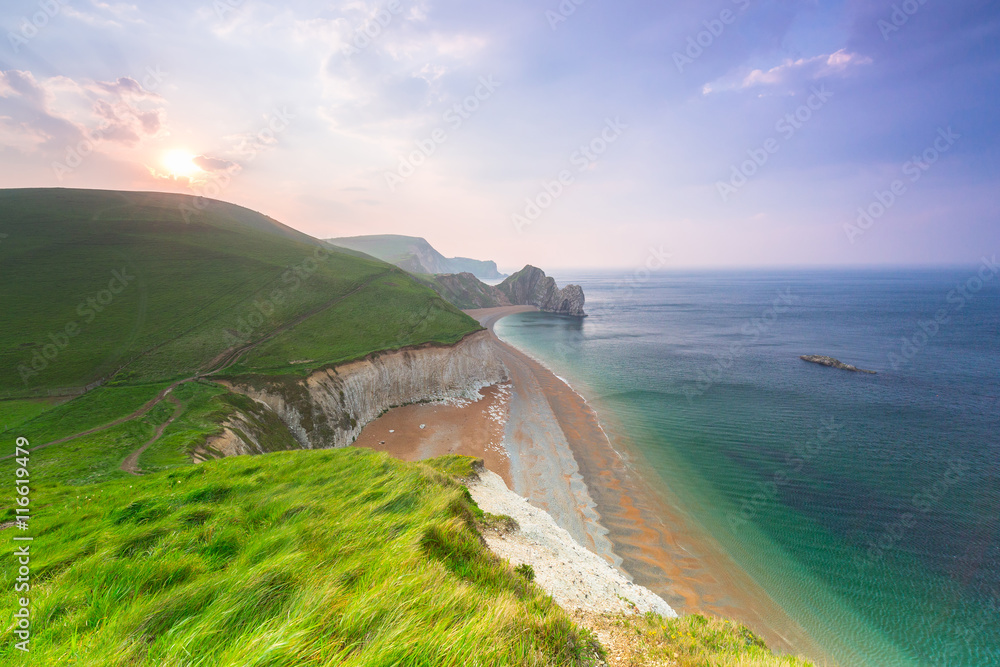 英国多塞特侏罗纪海岸海滩上的Durdle Door