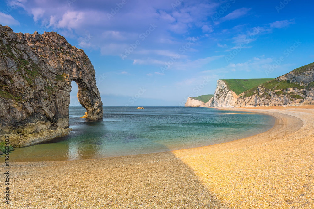 英国多塞特侏罗纪海岸海滩上的Durdle Door