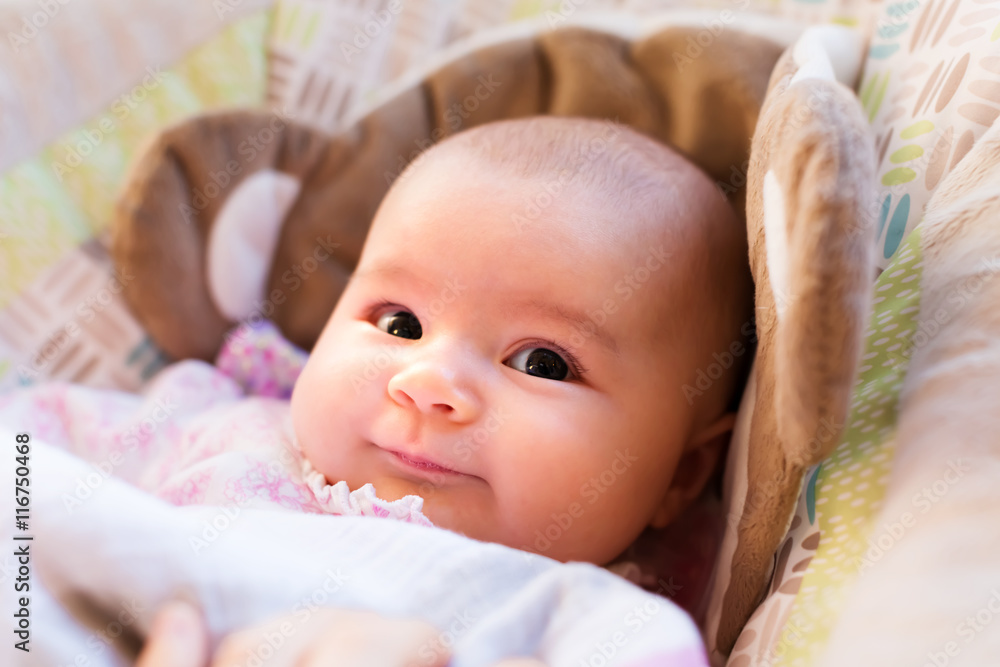 新生女婴躺下