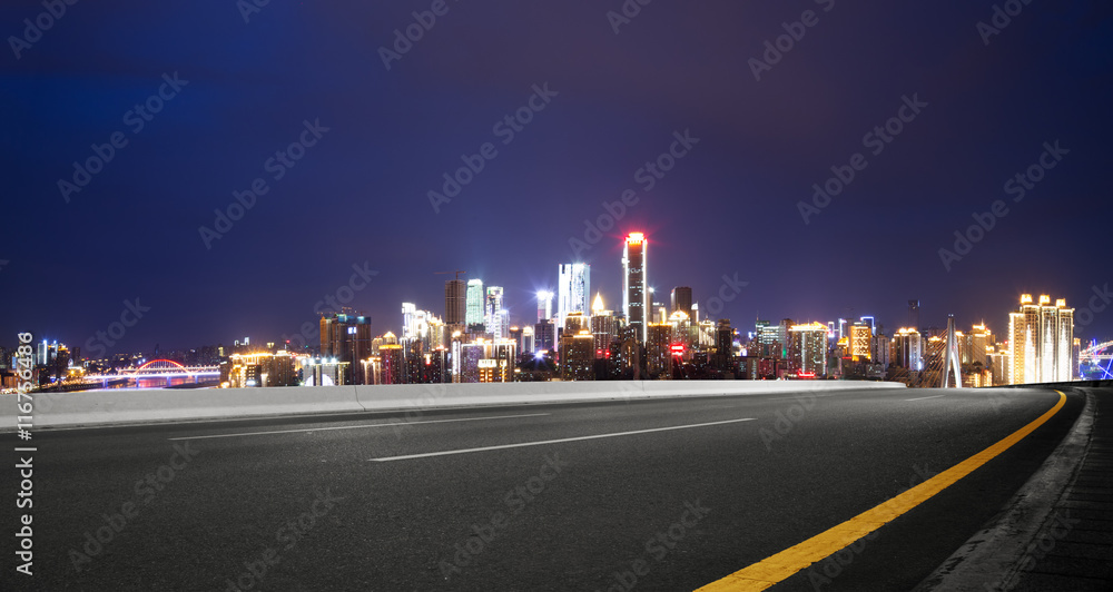 从空旷的道路看重庆夜晚的城市景观和天际线