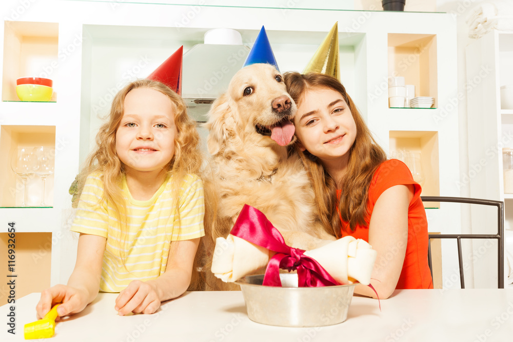 两个微笑的女孩庆祝宠物生日