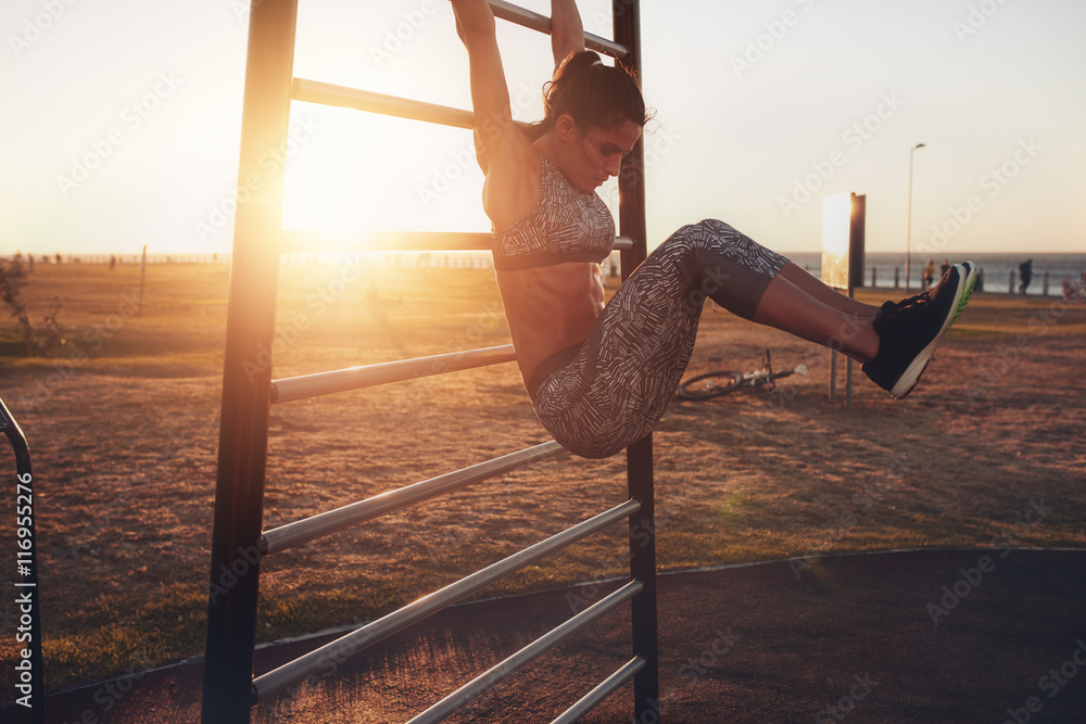 女子进行悬空抬腿。