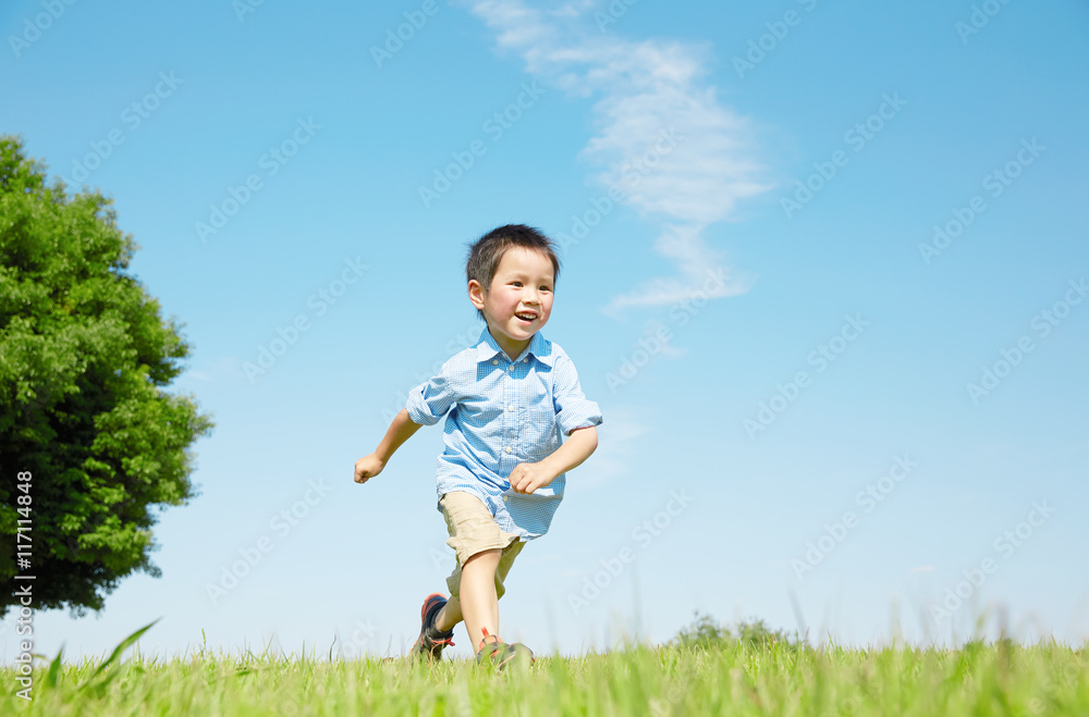 公園で走る男の子