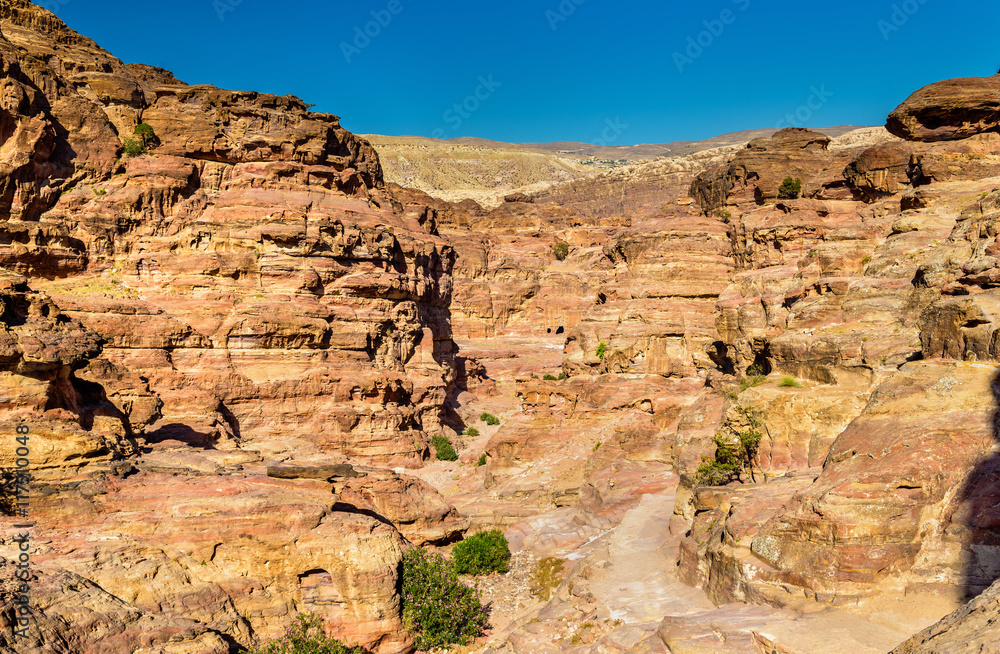 Wadi Jeihoon，通往佩特拉El Deir修道院的道路