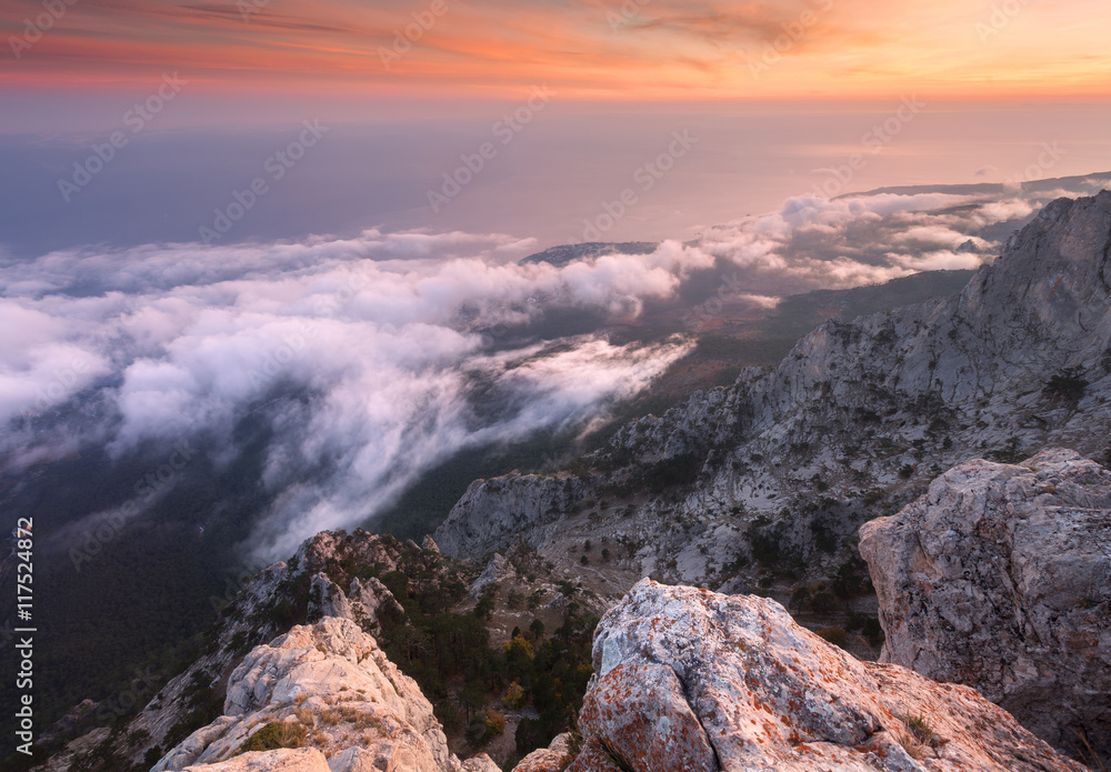 日落低云山上的美丽风景