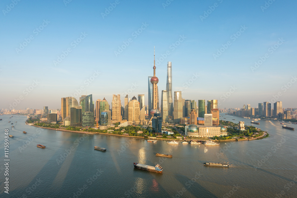 上海黄浦江沿岸的上海天际线全景。