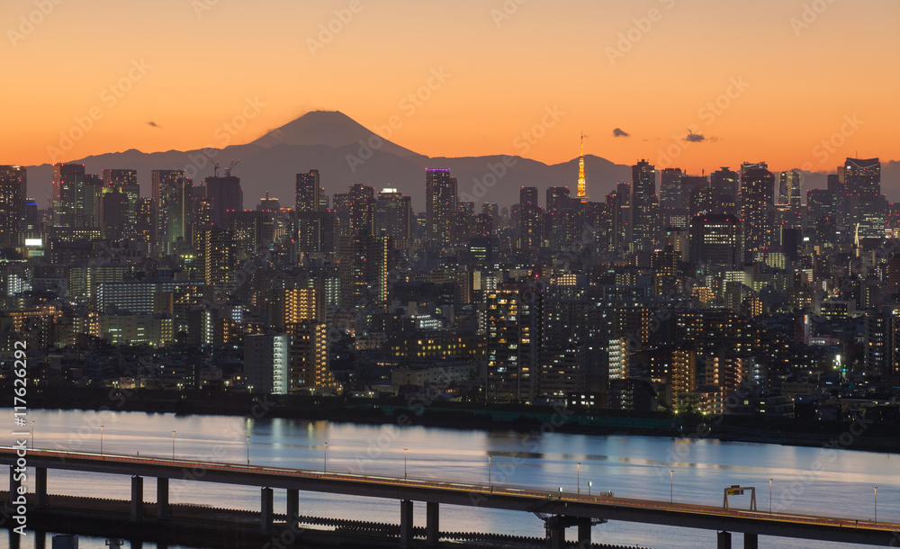 日落时分的富士山和东京城市景观