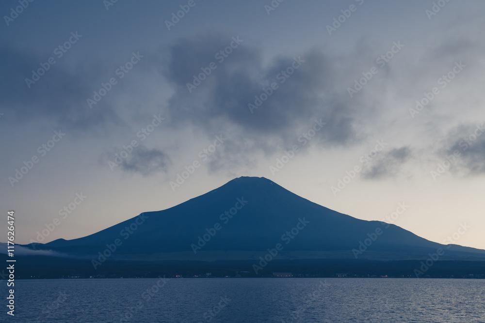 夏日傍晚，富士山和山中湖美丽日落的云朵