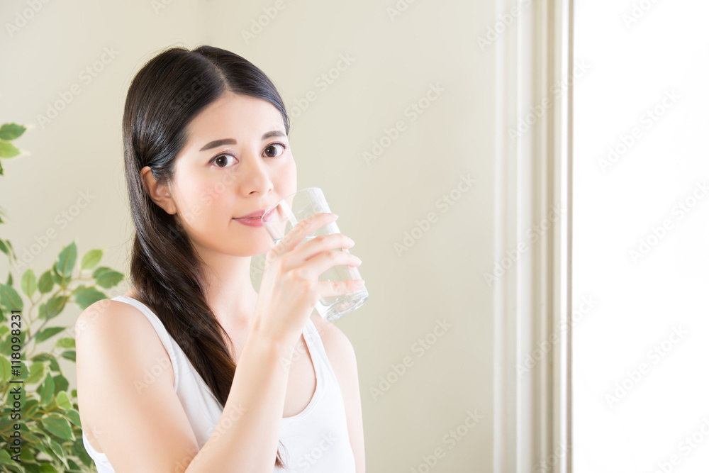 快乐健康女性，配一杯有饮食理念的水