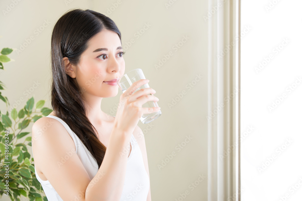 健康快乐的美女喝水，思考如何节食