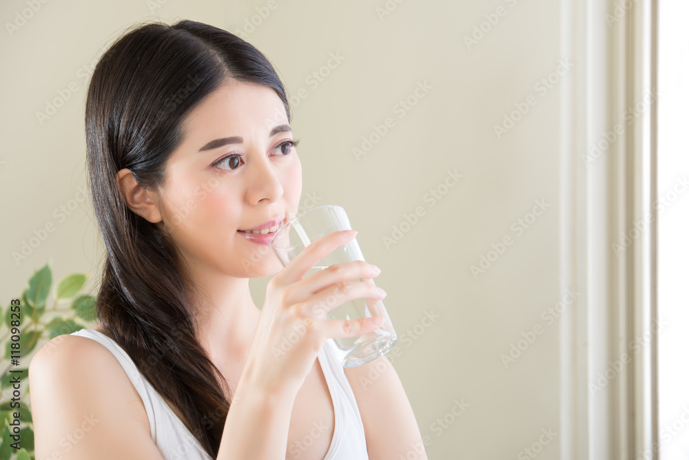 微笑女性健康饮水